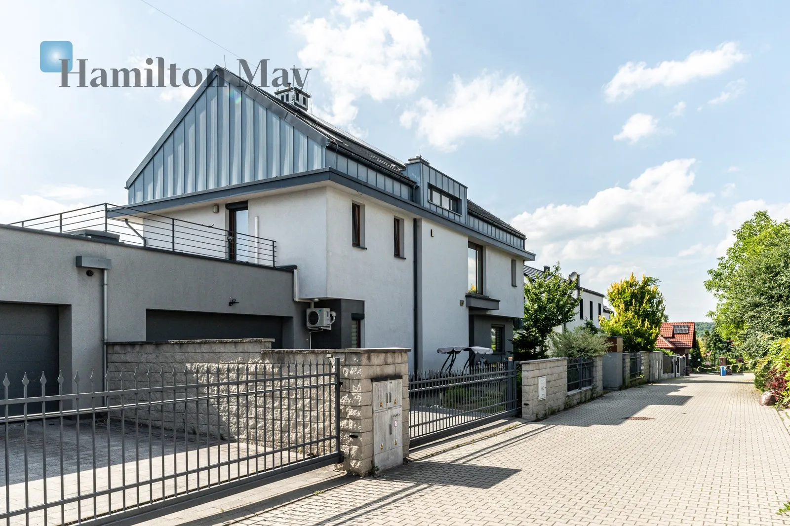 City: Kraków Street: Gabriela Słońskiego Region: Dębniki Distance to centre: 4.44 km Price: 3700000 PLN Bedrooms: 7 Bathrooms: 3 Plot size: 741m2 Price/m2: 13028 PLN - slider