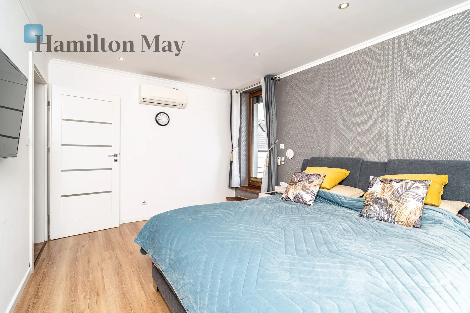 Distance to centre: 4.44 km Price: 3700000 PLN Bedrooms: 7 - slider