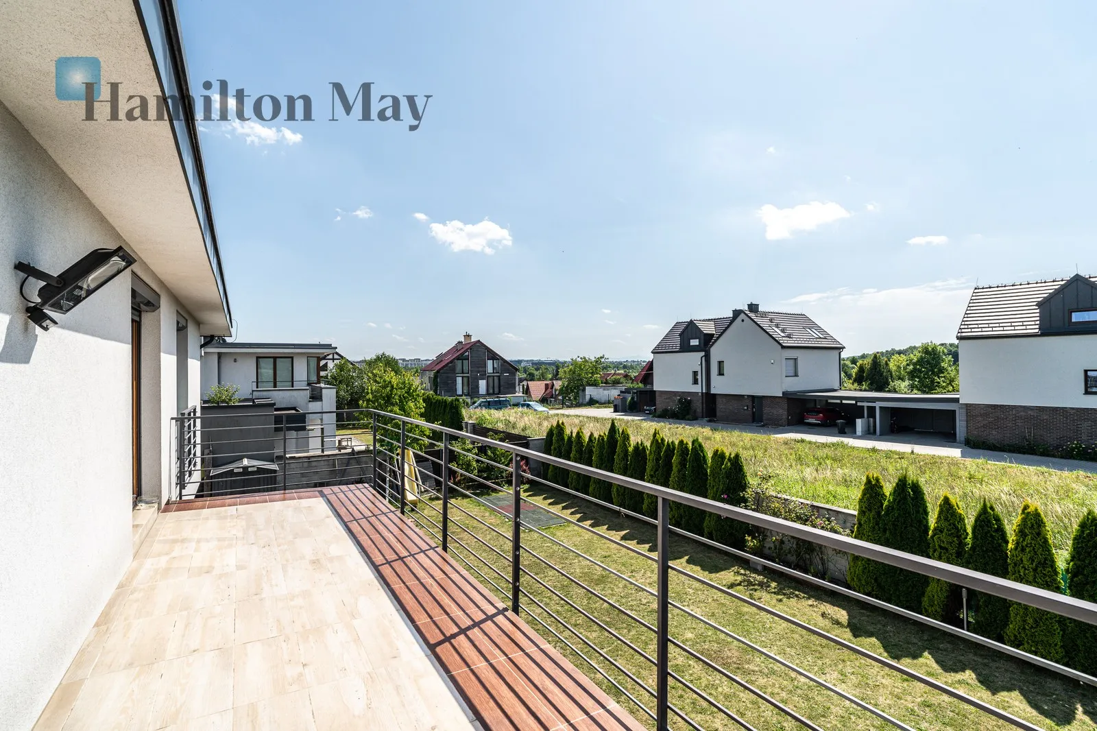 Distance to centre: 4.44 km - slider