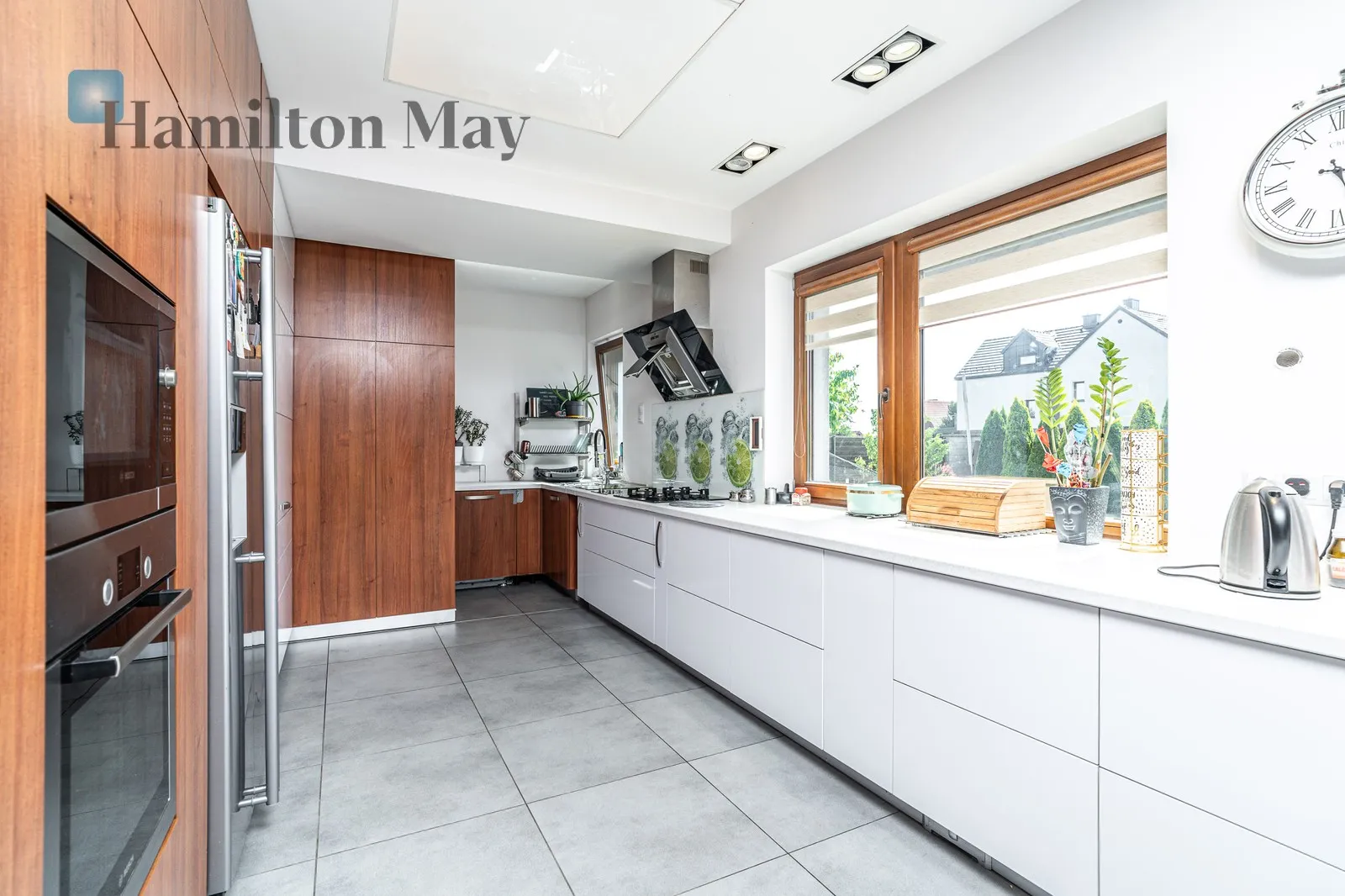 Distance to centre: 4.44 km Price: 3700000 PLN Bedrooms: 7 Bathrooms: 3 Plot size: 741m2 - slider