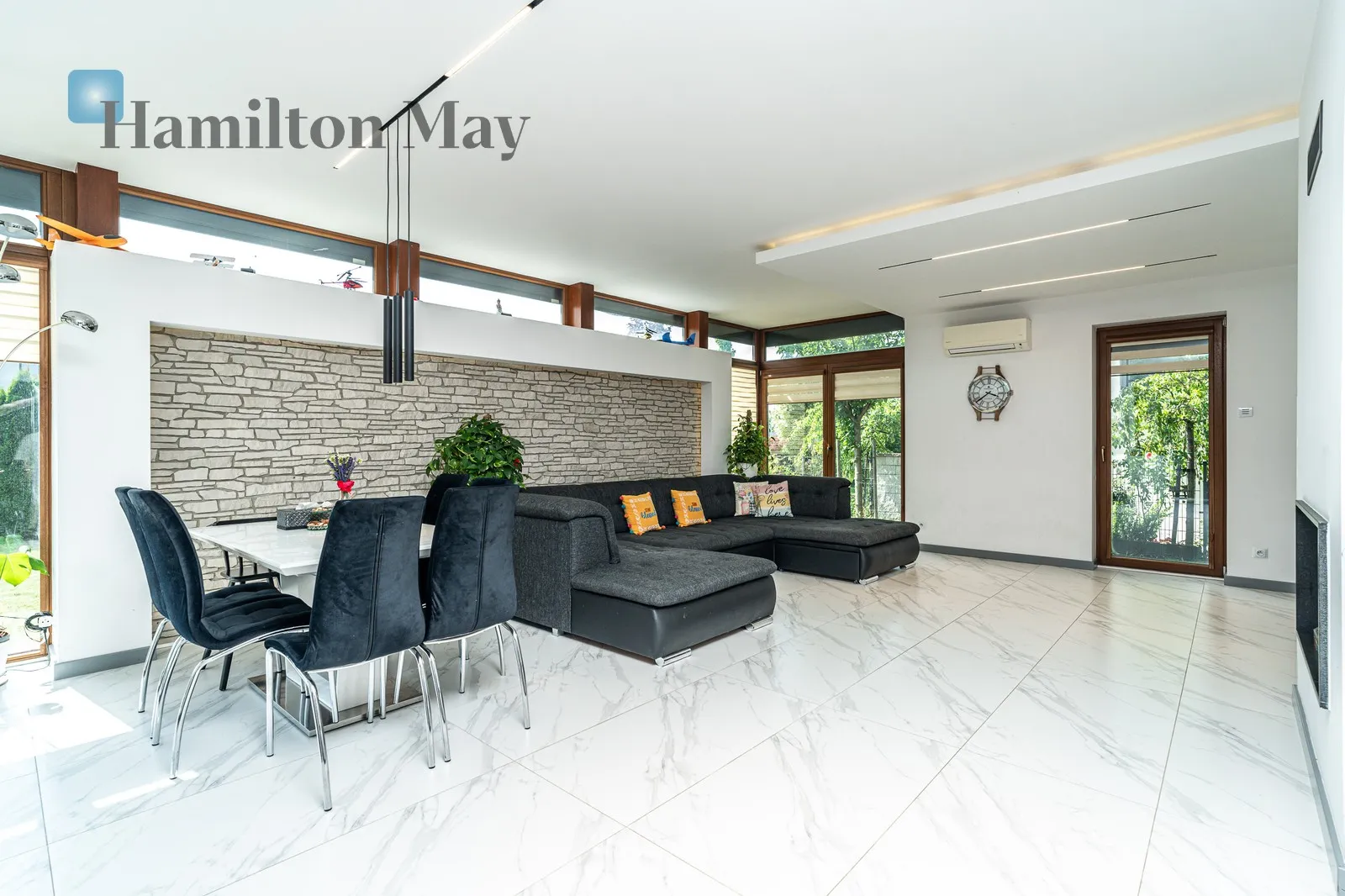 Street: Gabriela Słońskiego Region: Dębniki Distance to centre: 4.44 km Price: 3700000 PLN Bedrooms: 7 Bathrooms: 3 Plot size: 741m2 - slider