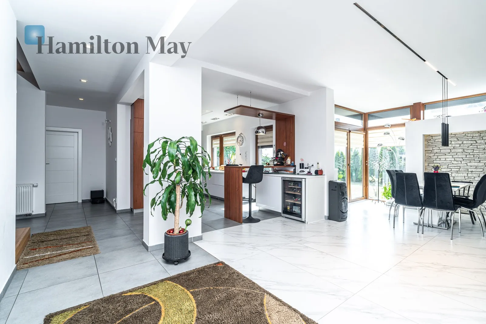 Region: Dębniki Distance to centre: 4.44 km Price: 3700000 PLN Bedrooms: 7 Bathrooms: 3 Plot size: 741m2 Price/m2: 13028 PLN - slider