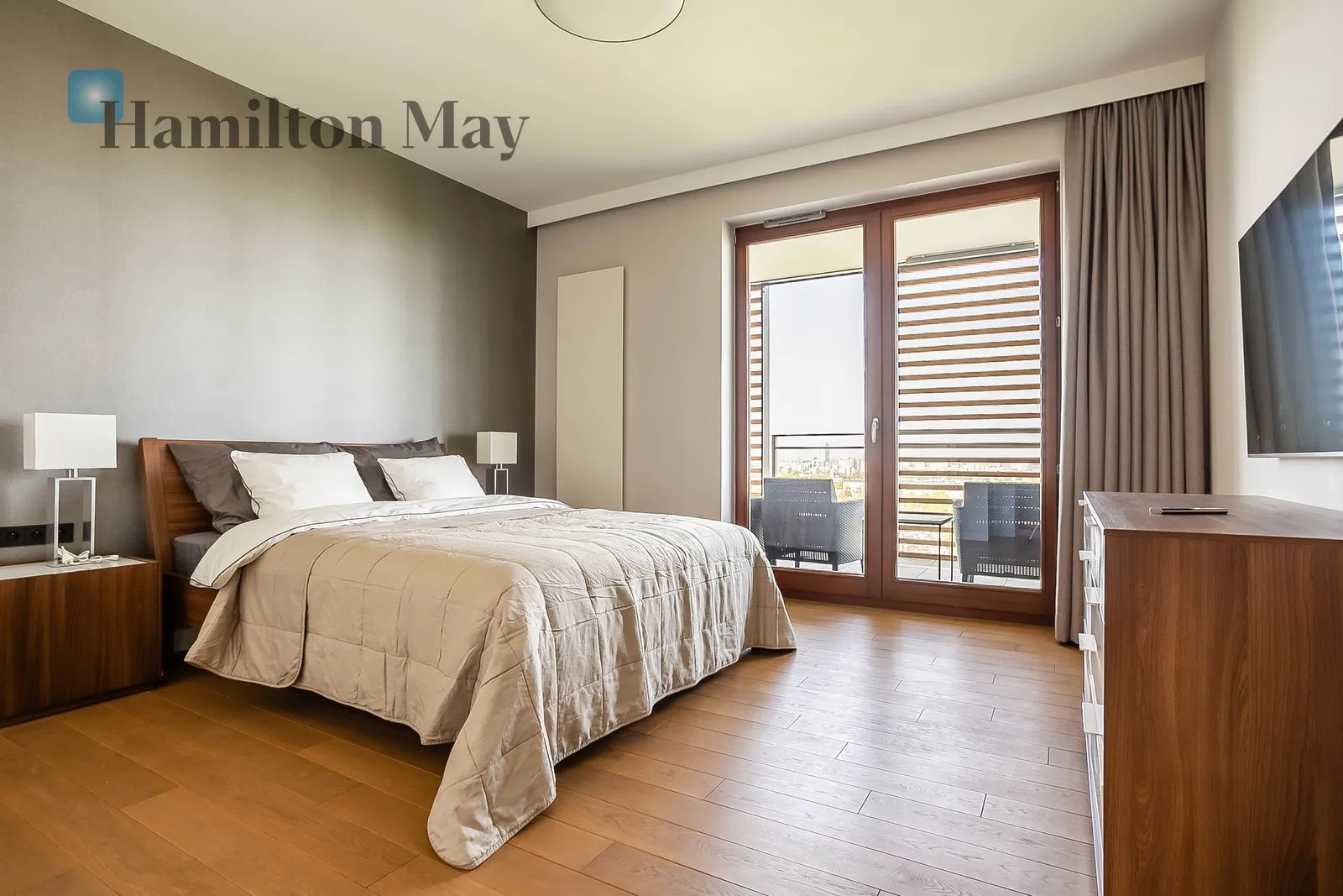 City: Warszawa Street: Grzybowska Region: Śródmieście Subregion: Śródmieście Północne Distance to centre: 1.09 km Level: 14 Price: 25500 PLN Bedrooms: 3 - slider