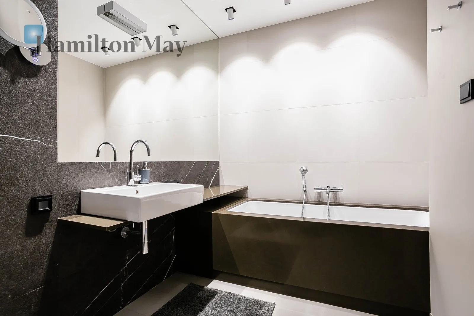 City: Warszawa Street: Grzybowska Region: Śródmieście Subregion: Śródmieście Północne Distance to centre: 1.09 km Level: 14 Price: 25500 PLN - slider