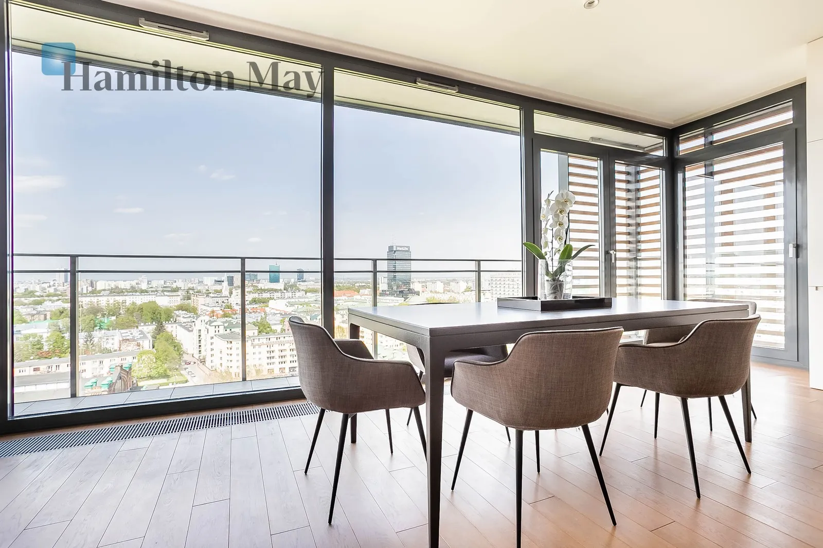 Street: Grzybowska Region: Śródmieście Subregion: Śródmieście Północne Distance to centre: 1.09 km Level: 14 Price: 25500 PLN Bedrooms: 3 Bathrooms: 2 Size: 125m2 Price/m2: 204 PLN - slider