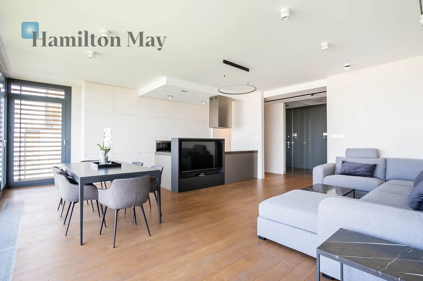 City: Warszawa Street: Grzybowska Region: Śródmieście Subregion: Śródmieście Północne Distance to centre: 1.09 km Level: 14 Price: 25500 PLN Bedrooms: 3 Bathrooms: 2 - slider