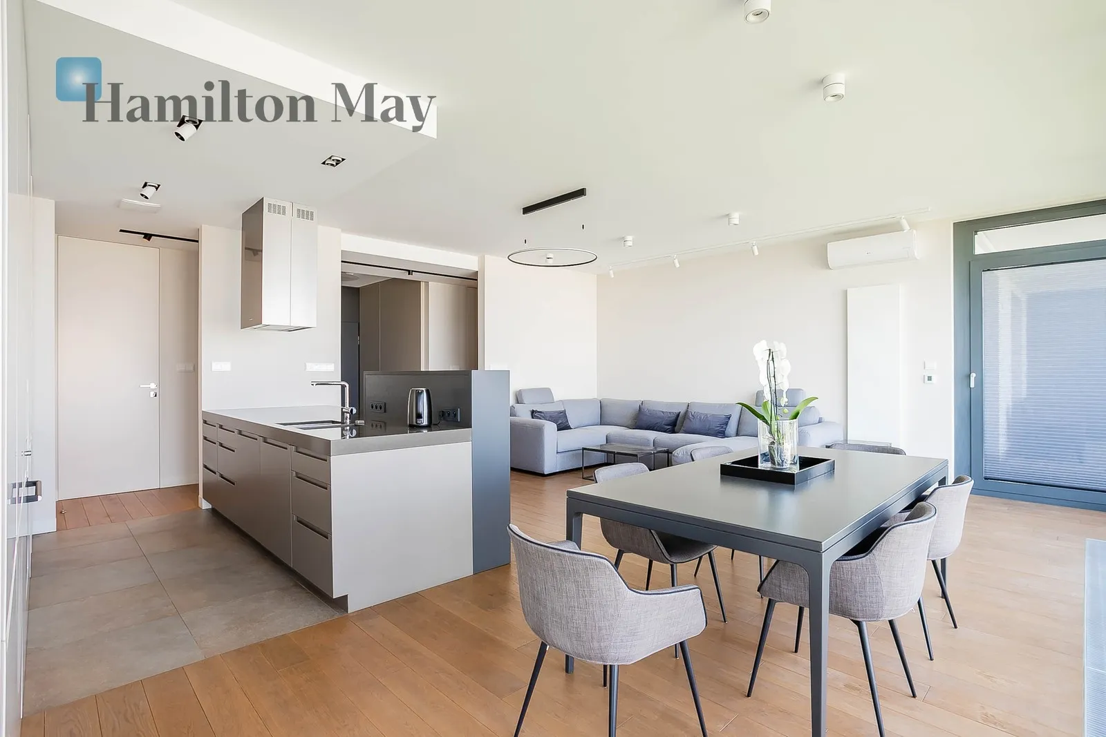 City: Warszawa Street: Grzybowska Region: Śródmieście Subregion: Śródmieście Północne Distance to centre: 1.09 km Level: 14 Price: 25500 PLN Bedrooms: 3 Bathrooms: 2 Size: 125m2 - slider