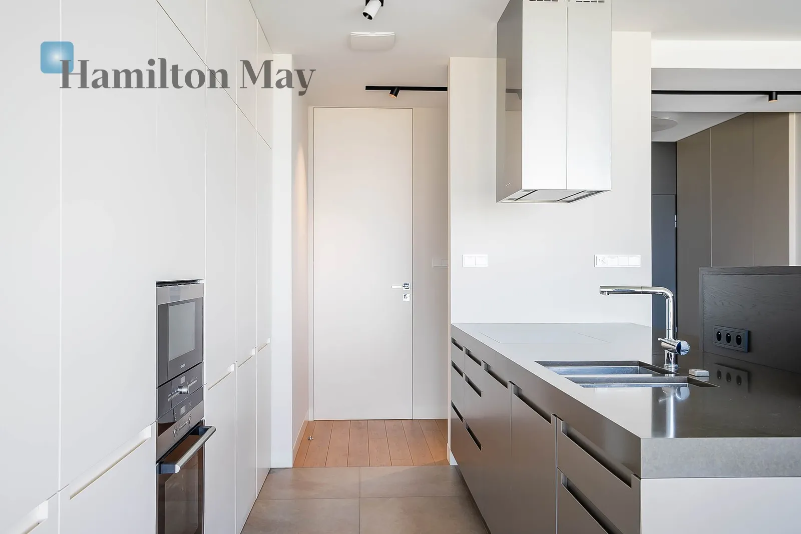 Region: Śródmieście Subregion: Śródmieście Północne Distance to centre: 1.09 km Level: 14 Price: 25500 PLN Bedrooms: 3 Bathrooms: 2 Size: 125m2 Price/m2: 204 PLN - slider