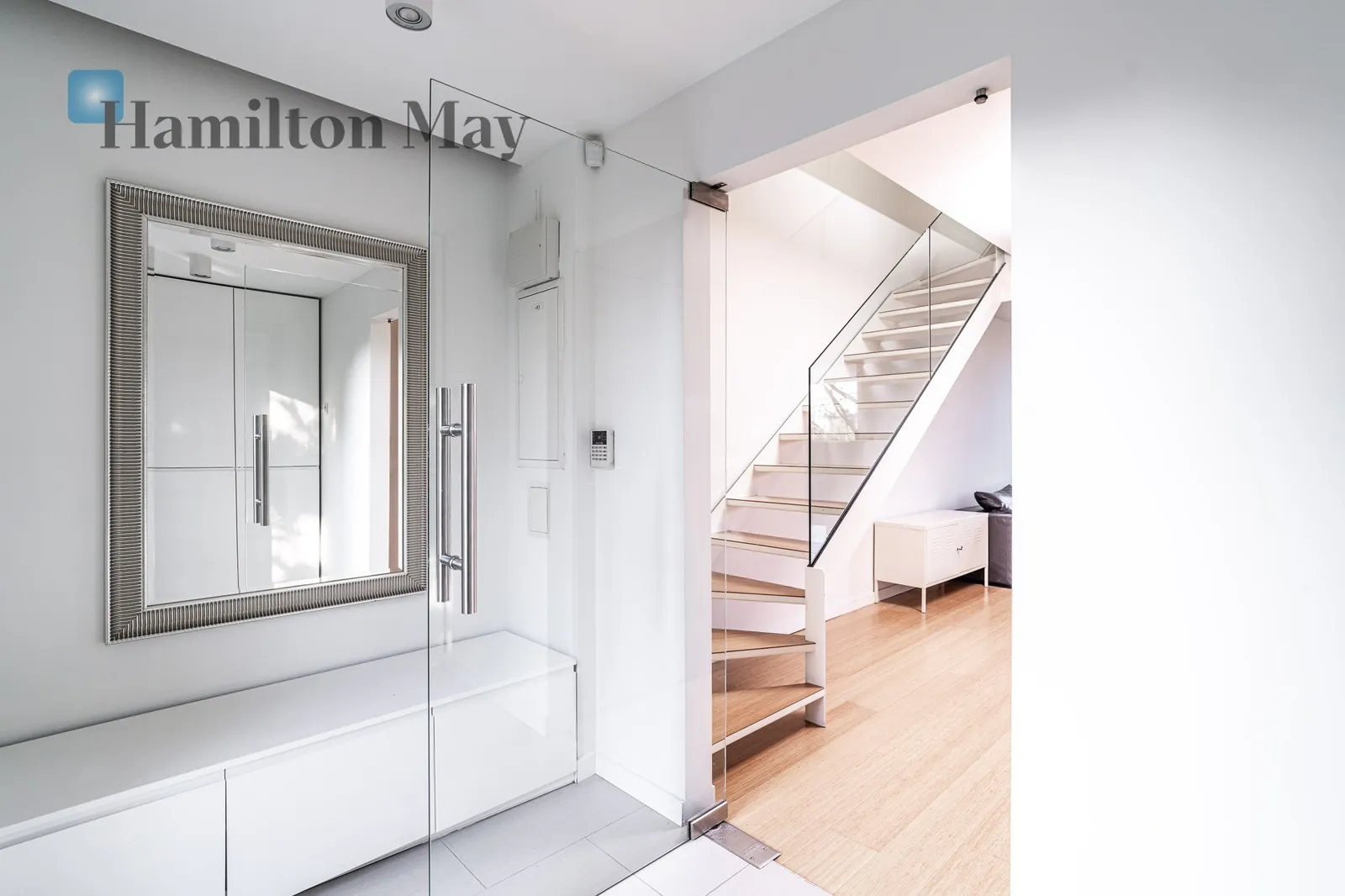 Komfortowy, nowocześnie urządzony dom z parkingiem i dużym tarasem położony na Woli Justowskiej - slider