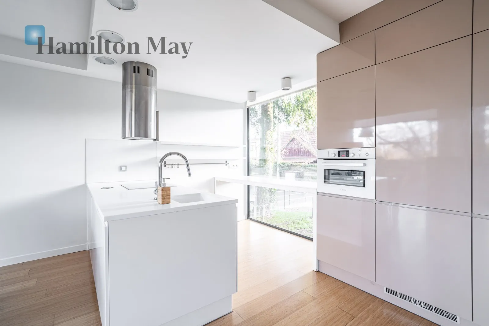 Komfortowy, nowocześnie urządzony dom z parkingiem i dużym tarasem położony na Woli Justowskiej - slider