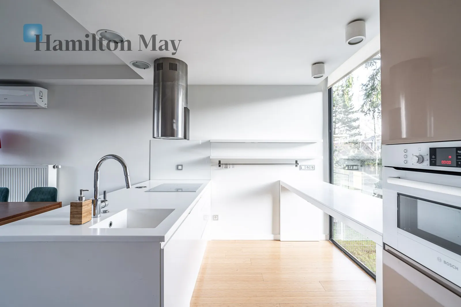 Komfortowy, nowocześnie urządzony dom z parkingiem i dużym tarasem położony na Woli Justowskiej - slider