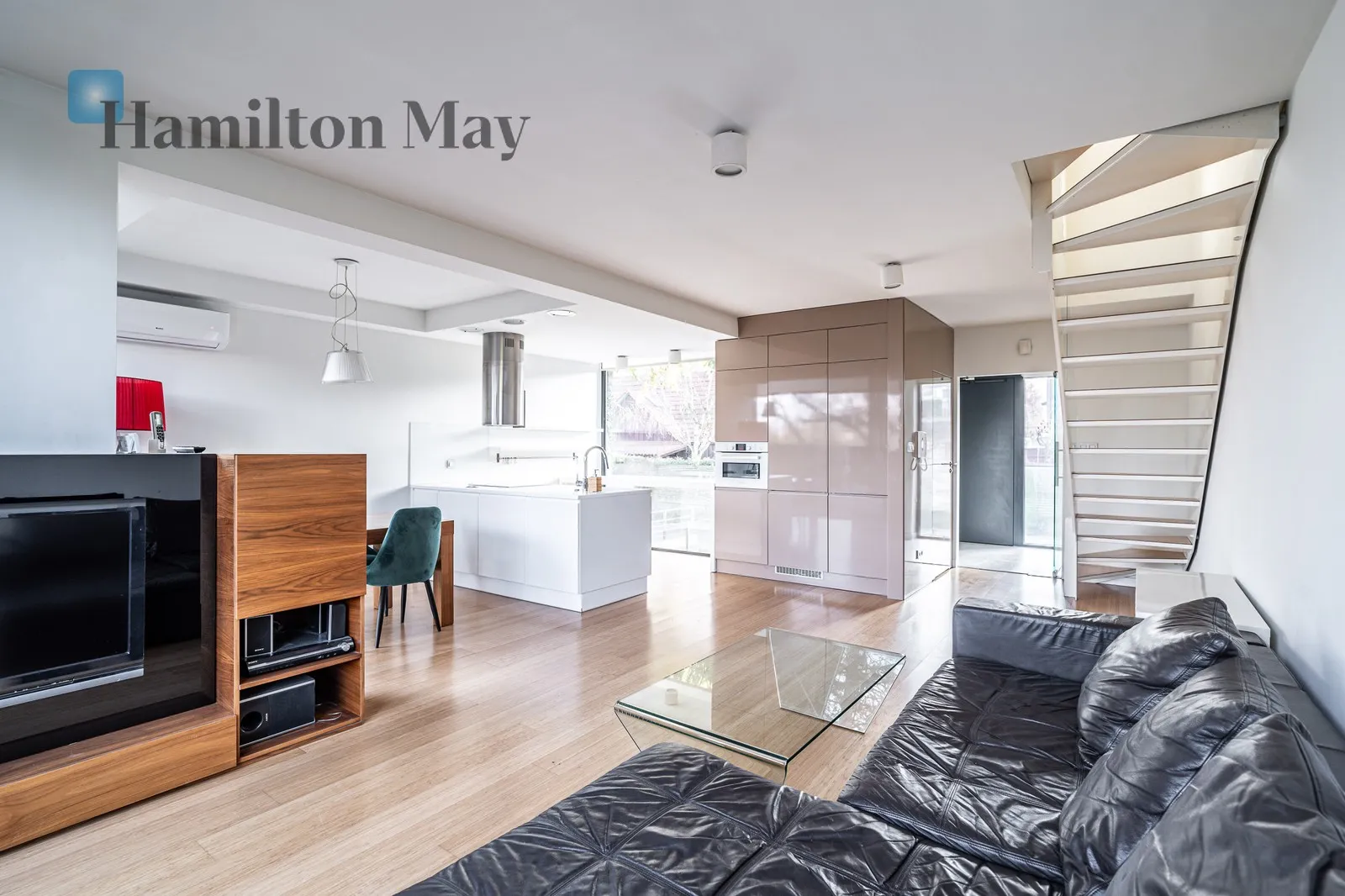 Komfortowy, nowocześnie urządzony dom z parkingiem i dużym tarasem położony na Woli Justowskiej - slider