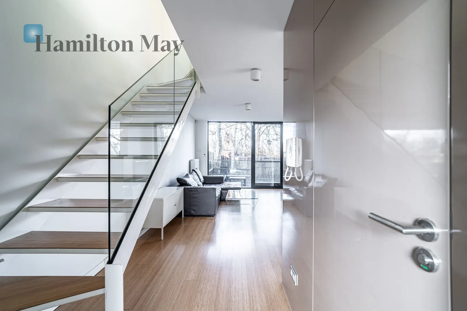 Komfortowy, nowocześnie urządzony dom z parkingiem i dużym tarasem położony na Woli Justowskiej - slider