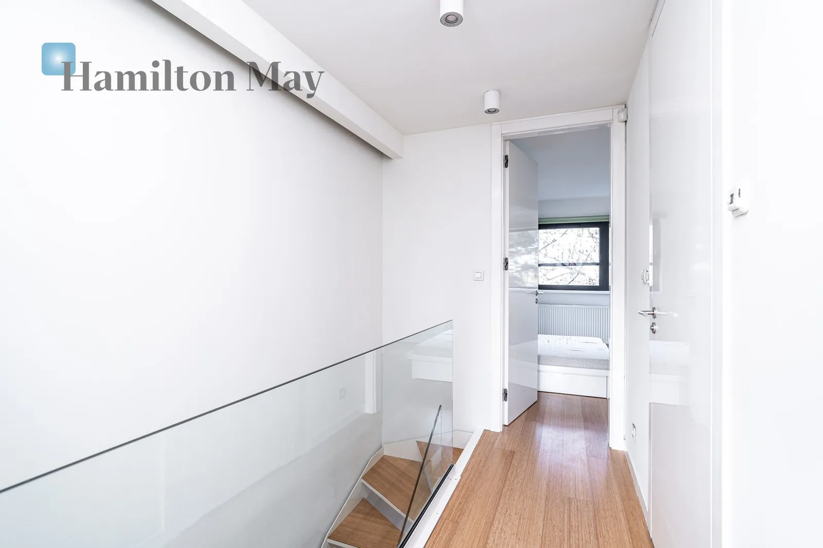 Komfortowy, nowocześnie urządzony dom z parkingiem i dużym tarasem położony na Woli Justowskiej - slider