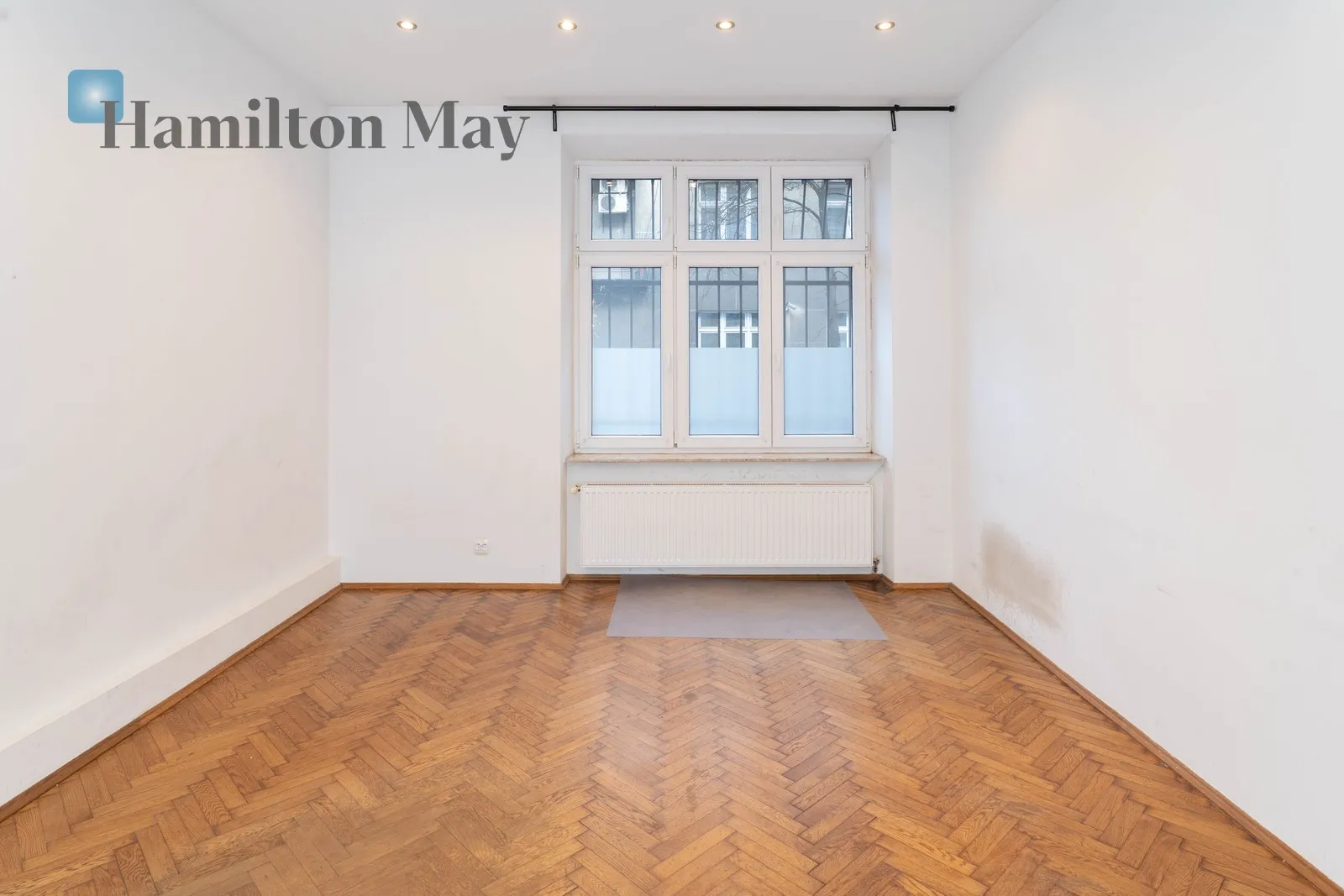 City: Kraków Street: Wenecja Region: Stare Miasto Distance to centre: 0.81 km Price: 4500 PLN Bedrooms: null Bathrooms: null Plot size: nullm2 - slider