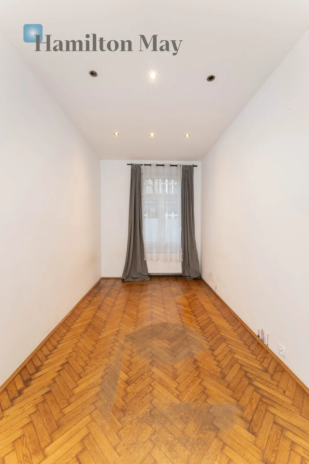 Street: Wenecja Region: Stare Miasto Distance to centre: 0.81 km Price: 4500 PLN Bedrooms: null Bathrooms: null Plot size: nullm2 - slider