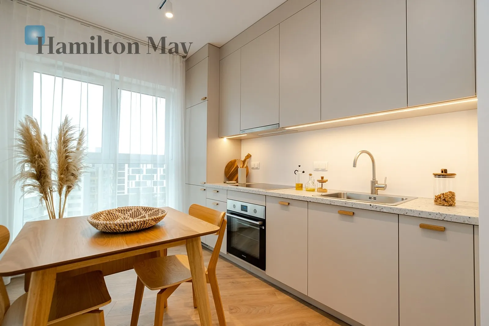 Region: Mokotów Subregion: Służewiec Distance to centre: 6.48 km Level: 11 Price: 805000 PLN Bedrooms: 0 Bathrooms: 1 Size: 35.69m2 Price/m2: 22555 PLN - slider