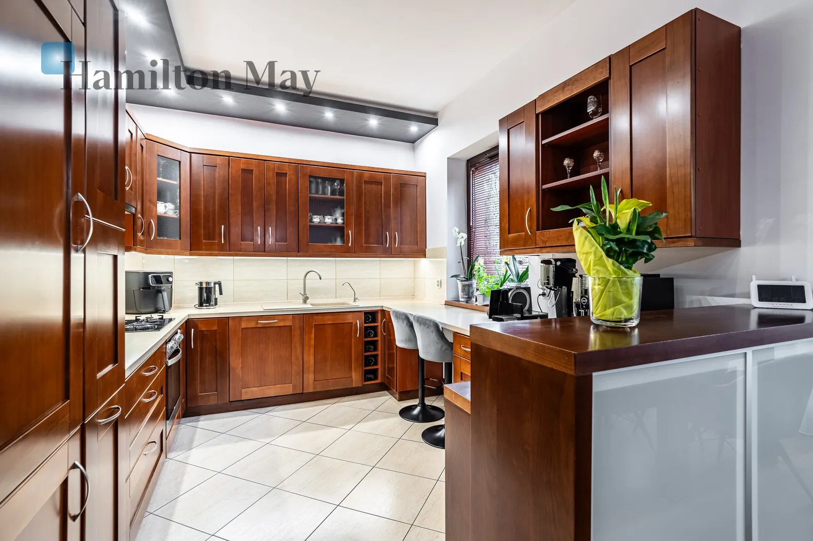 Region: Modlnica Distance to centre: 8.37 km Price: 1790000 PLN Bedrooms: 4 Bathrooms: 2 Plot size: 400m2 - slider