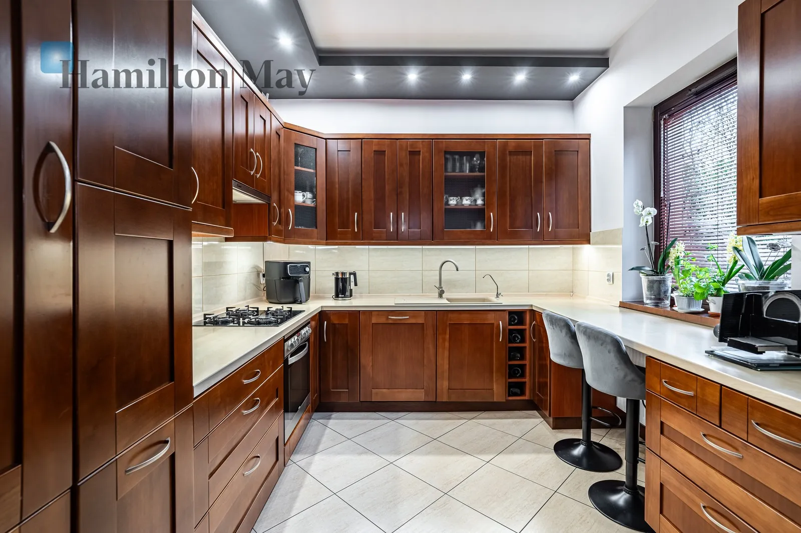 Bedrooms: 4 Bathrooms: 2 Plot size: 400m2 - slider