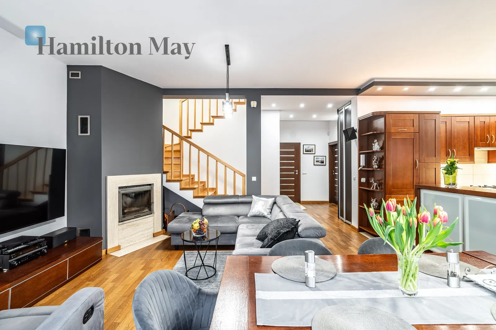 Street: Czterech Pór Roku Region: Modlnica Distance to centre: 8.37 km Price: 1790000 PLN Bedrooms: 4 Bathrooms: 2 Plot size: 400m2 - slider