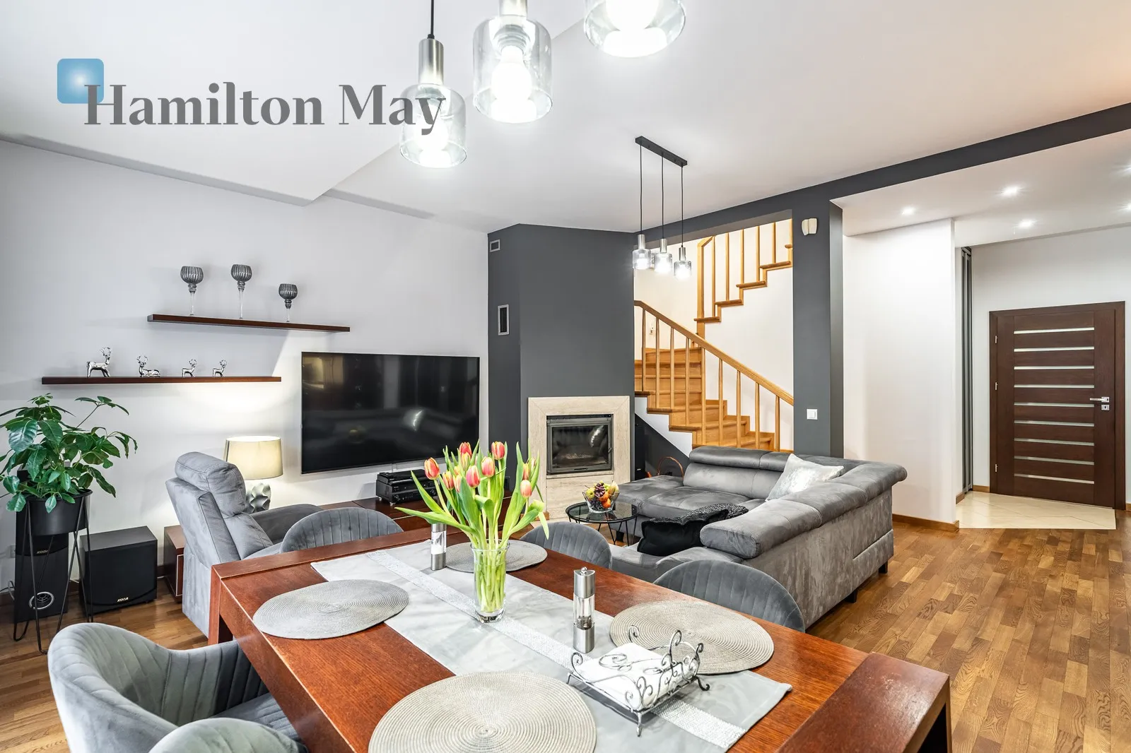 Street: Czterech Pór Roku Region: Modlnica Distance to centre: 8.37 km Price: 1790000 PLN Bedrooms: 4 Bathrooms: 2 - slider