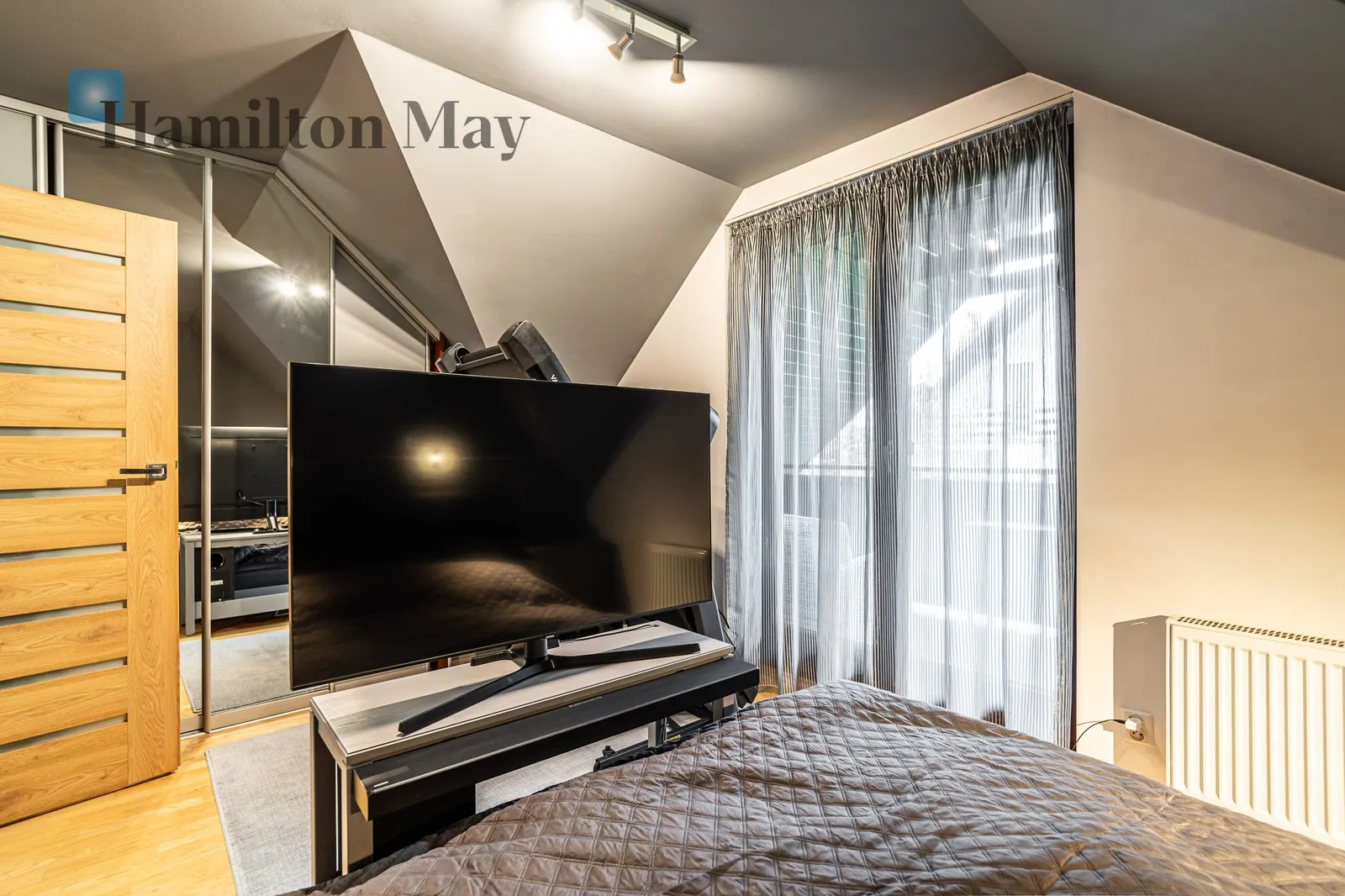 Street: Czterech Pór Roku Region: Modlnica Distance to centre: 8.37 km Price: 1790000 PLN Bedrooms: 4 - slider