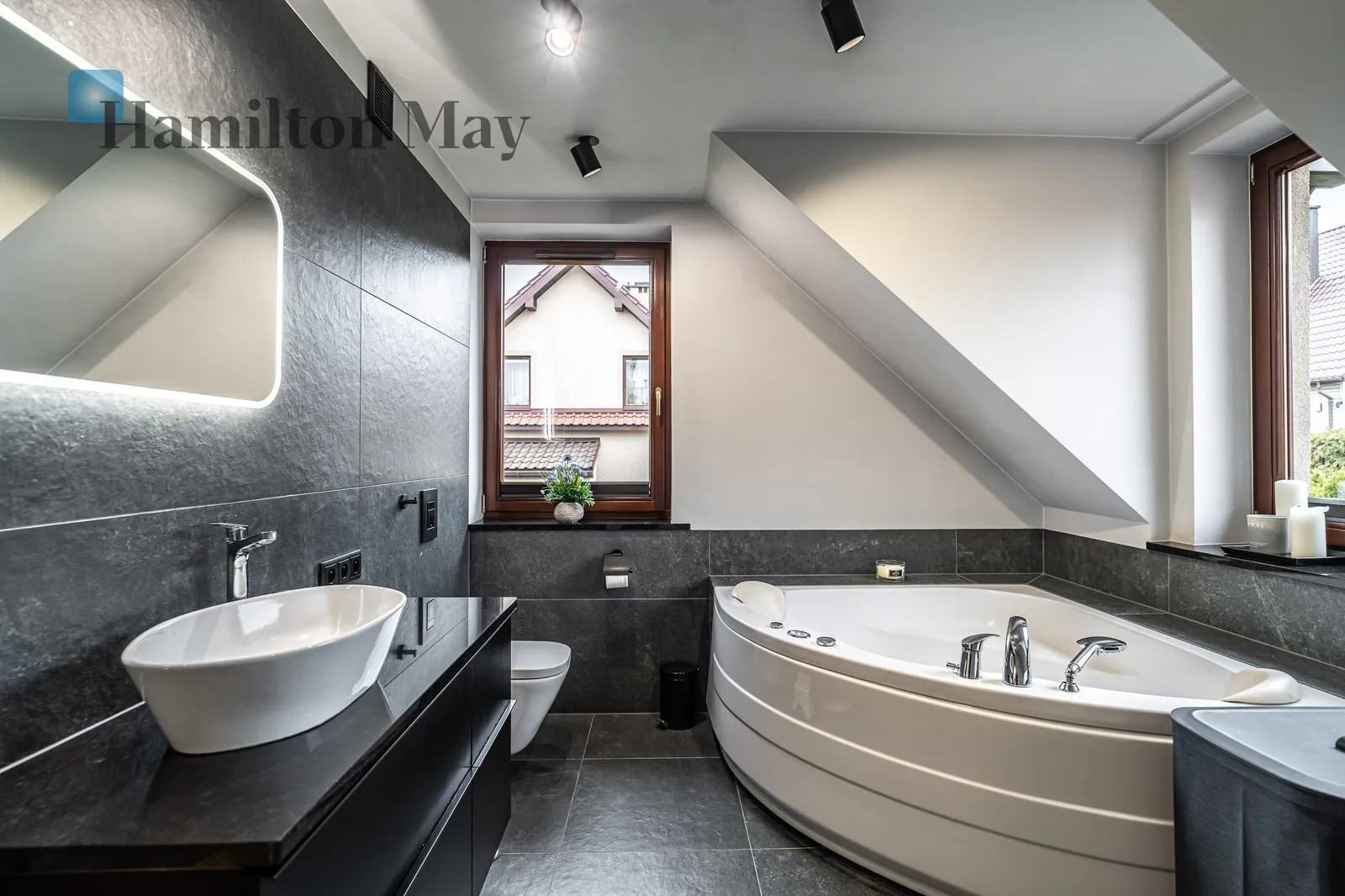 Distance to centre: 8.37 km Price: 1790000 PLN Bedrooms: 4 Bathrooms: 2 Plot size: 400m2 - slider