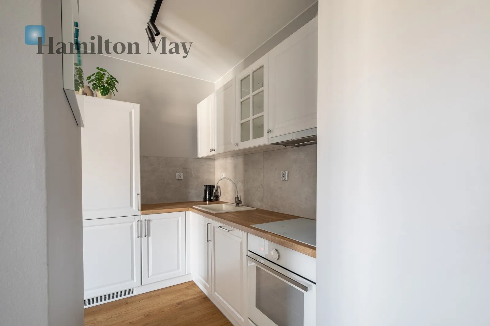 Subregion: Łagiewniki Distance to centre: 3.97 km Level: 4 Price: 2850 PLN Bedrooms: 1 Bathrooms: 1 Size: 38m2 Price/m2: 75 PLN - slider