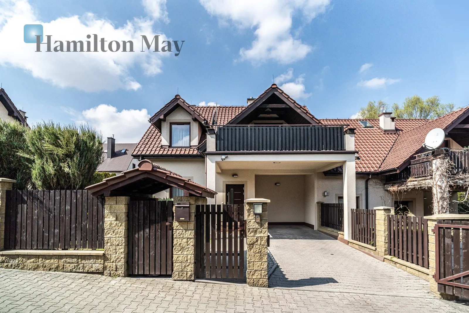 Distance to centre: 8.37 km Price: 1790000 PLN Bedrooms: 4 Bathrooms: 2 - slider