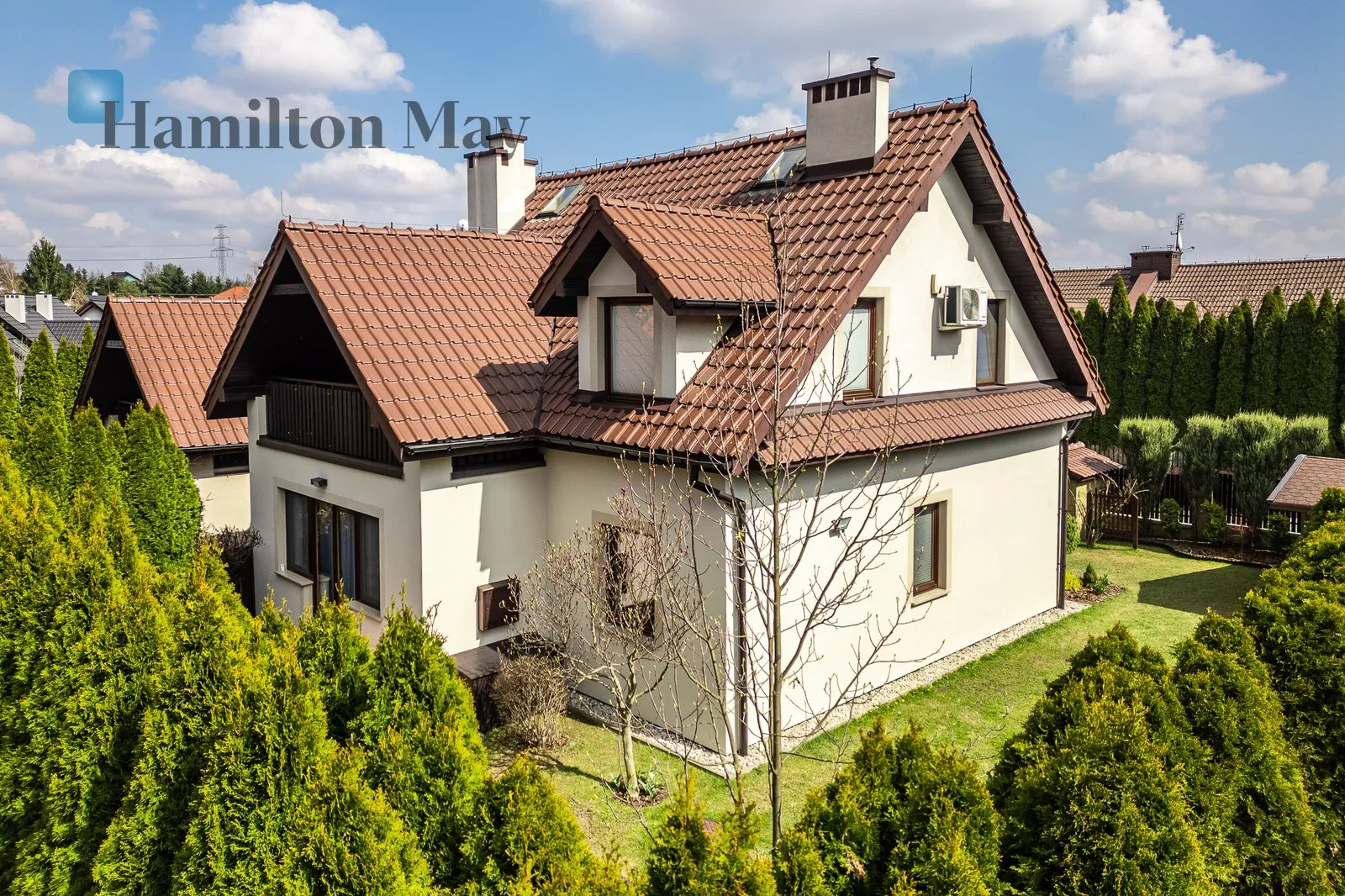 Street: Czterech Pór Roku Region: Modlnica Distance to centre: 8.37 km Price: 1790000 PLN Bedrooms: 4 Bathrooms: 2 Plot size: 400m2 Price/m2: 14094 PLN - slider