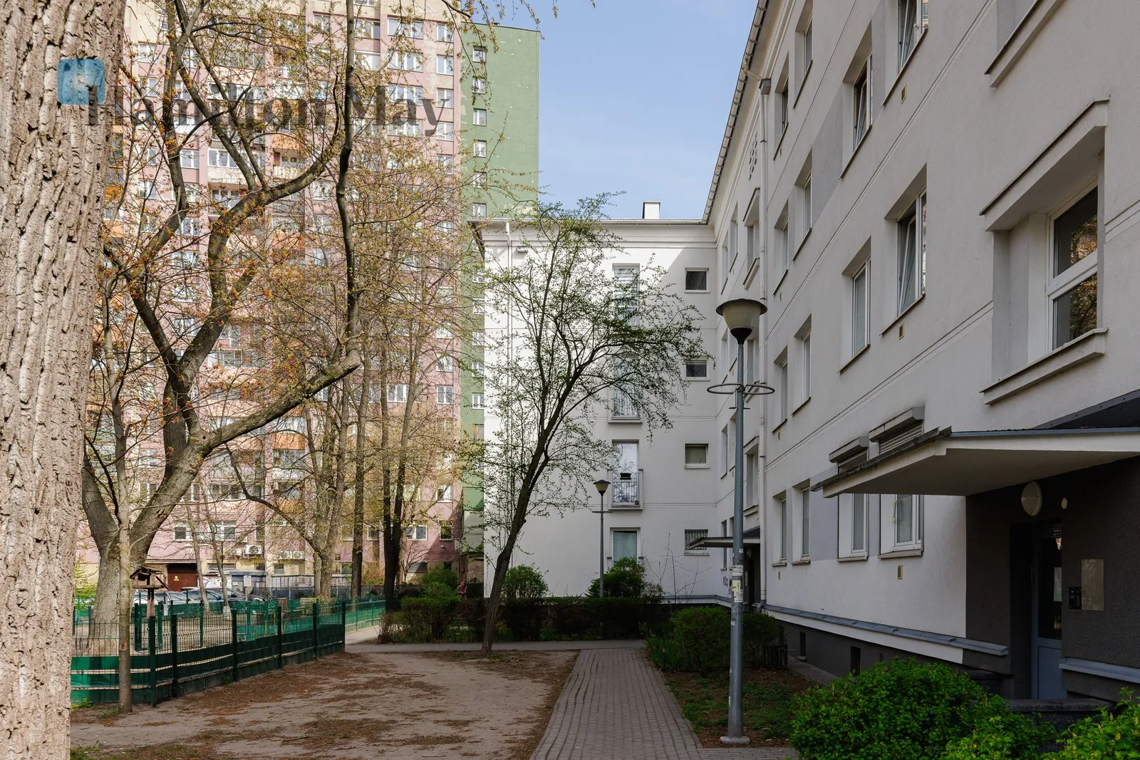 Subregion: Czyste Distance to centre: 2.41 km Level: 2 Price: 3000 PLN Bedrooms: 0 Bathrooms: 1 Size: 32m2 - slider