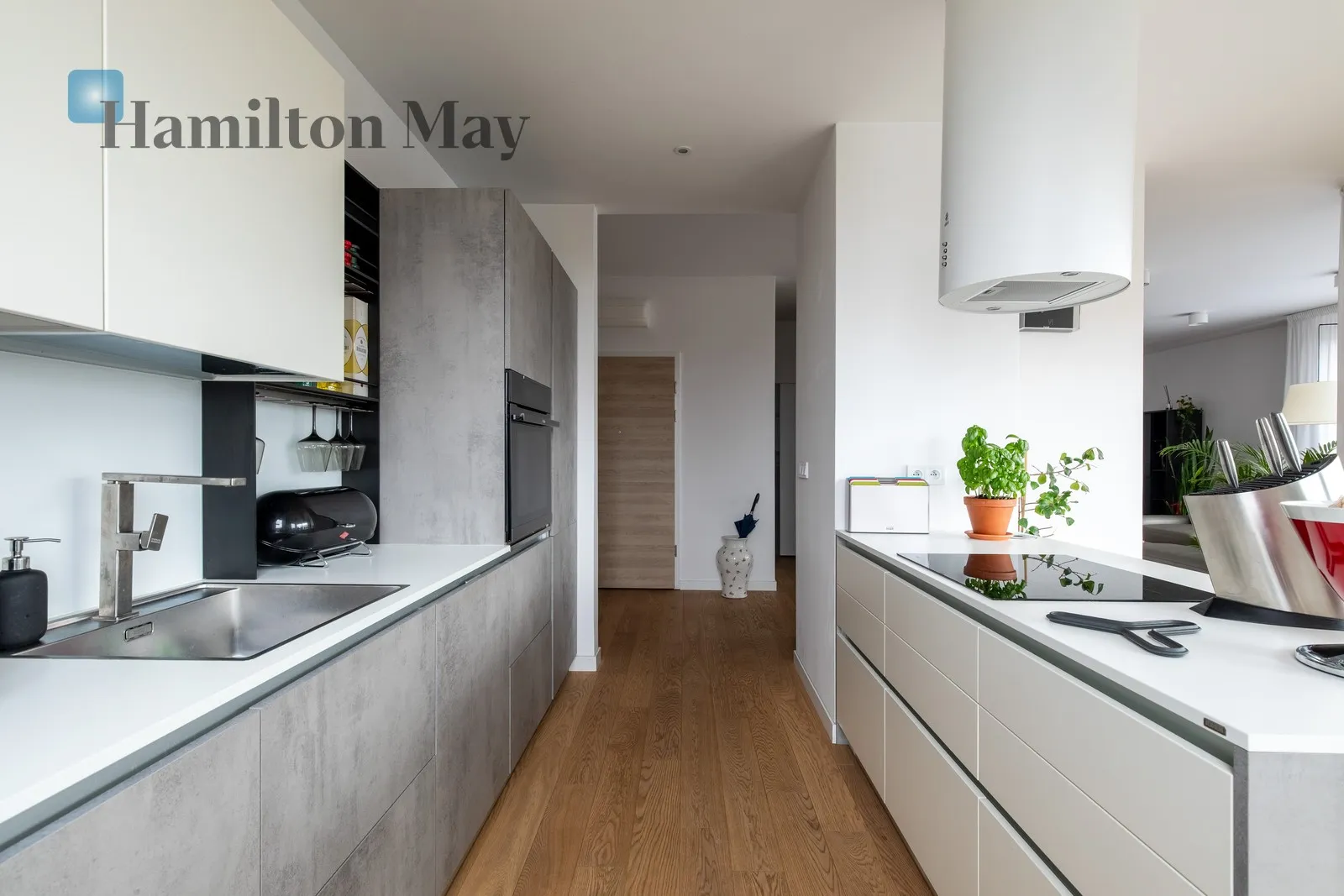 Distance to centre: 3.23 km Level: 3 Price: 2680000 PLN Bedrooms: 3 Bathrooms: 2 - slider