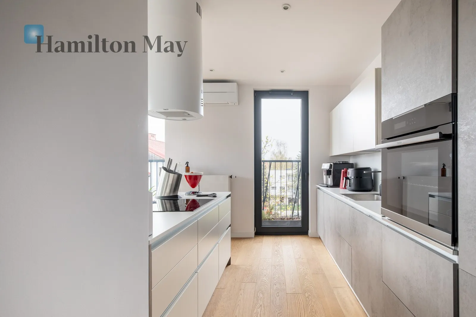 Distance to centre: 3.23 km Level: 3 Price: 2680000 PLN Bedrooms: 3 - slider