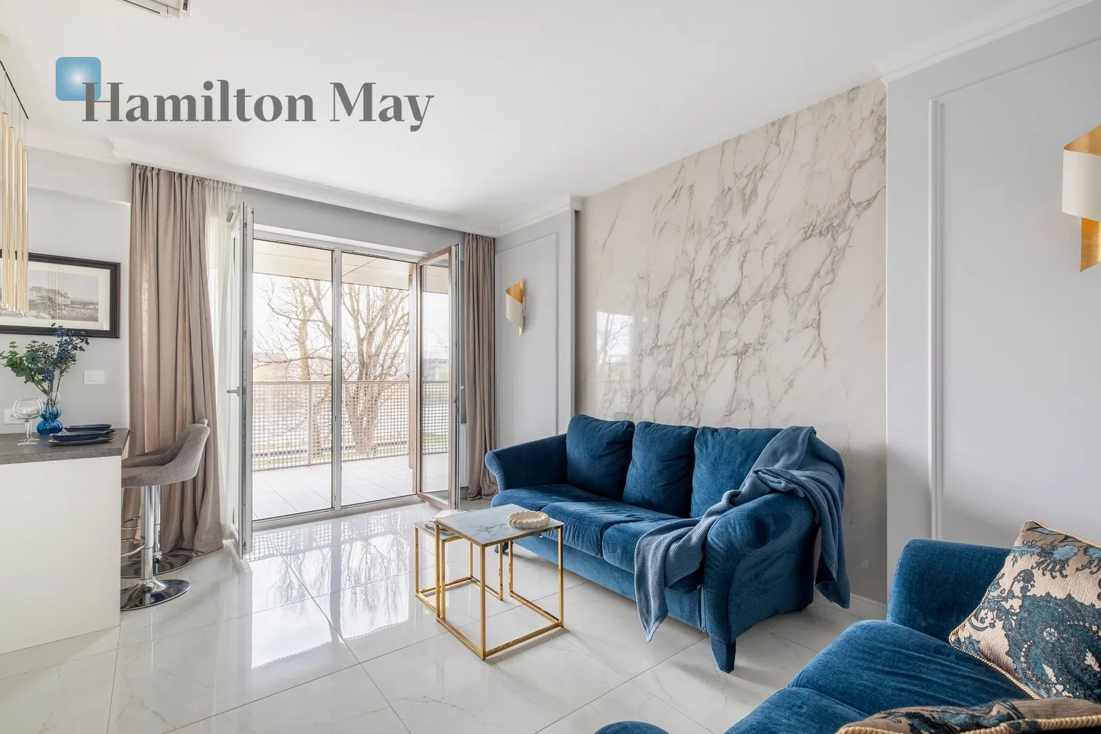 An elegant apartment with a view of the Vistula River in the Pianissimo building - slider