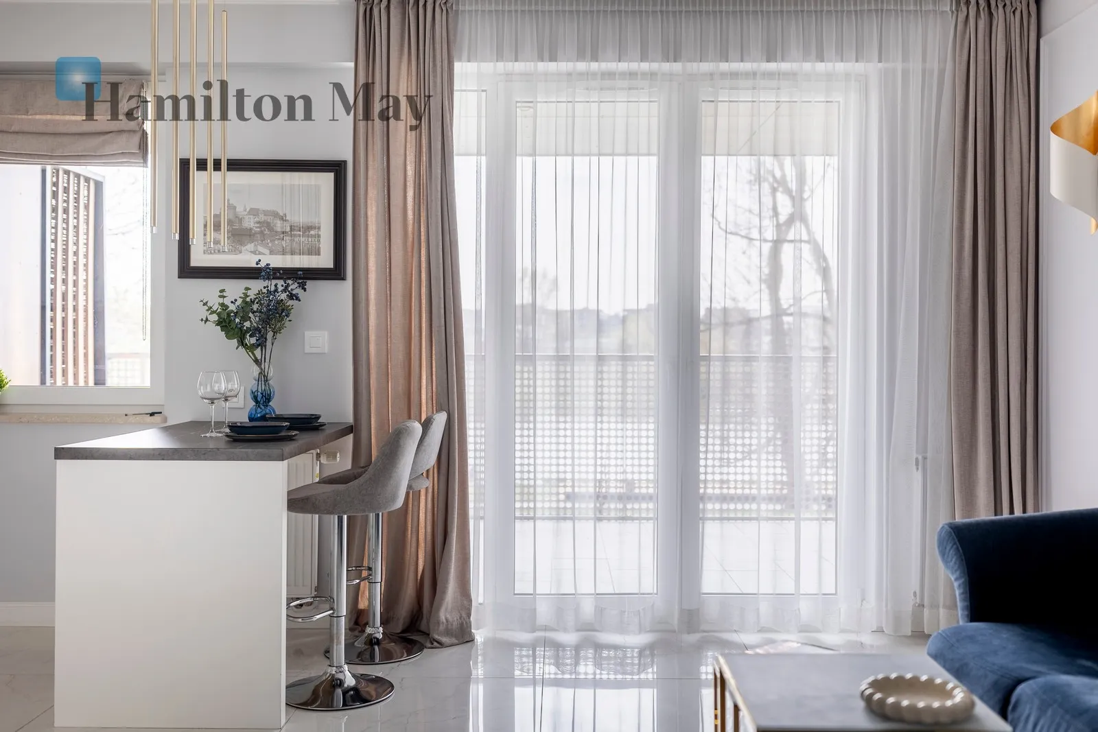 An elegant apartment with a view of the Vistula River in the Pianissimo building - slider