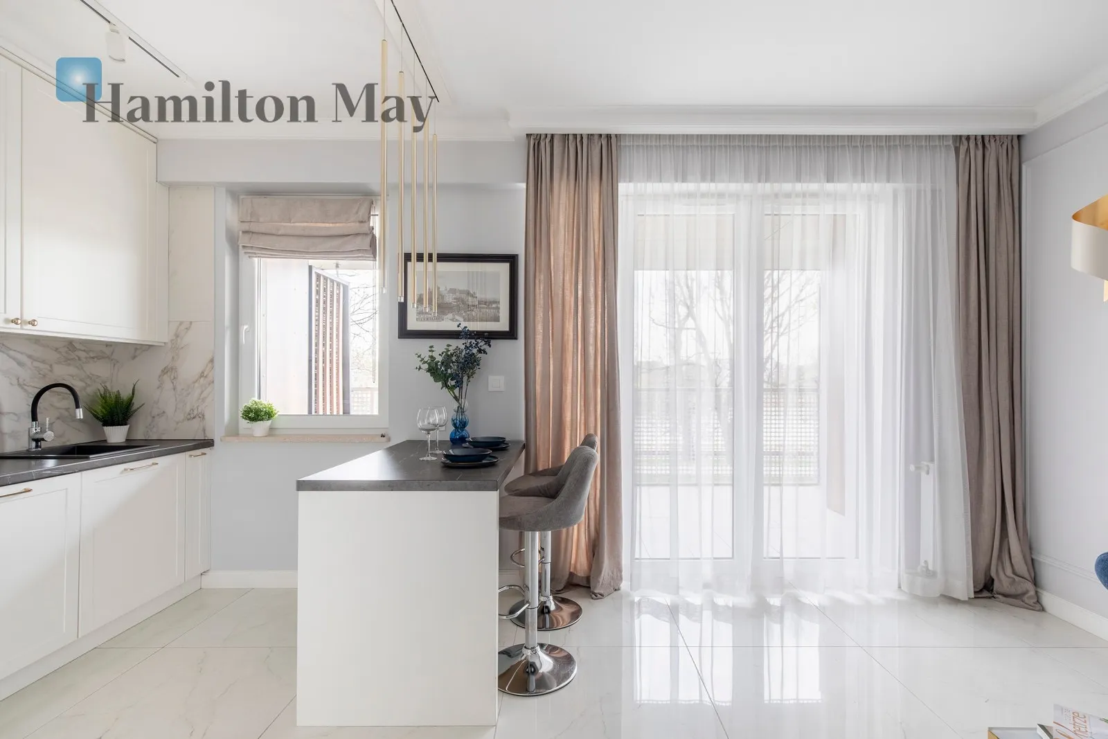 An elegant apartment with a view of the Vistula River in the Pianissimo building - slider