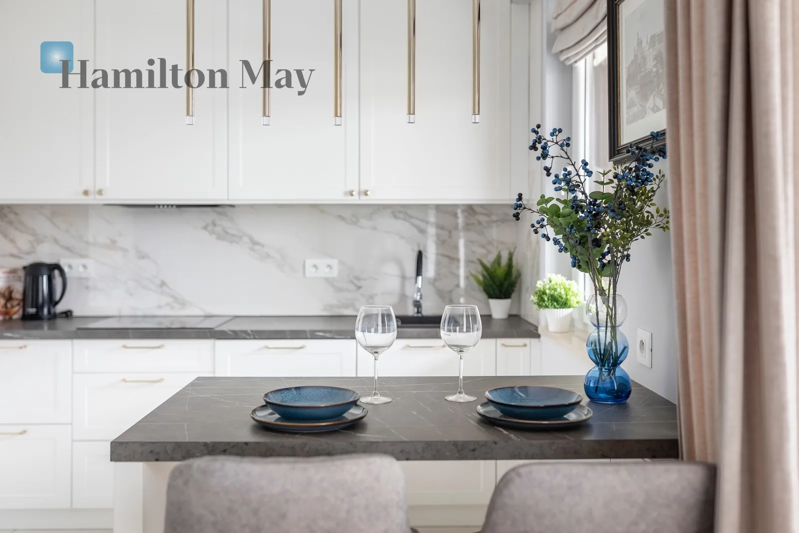 An elegant apartment with a view of the Vistula River in the Pianissimo building - slider