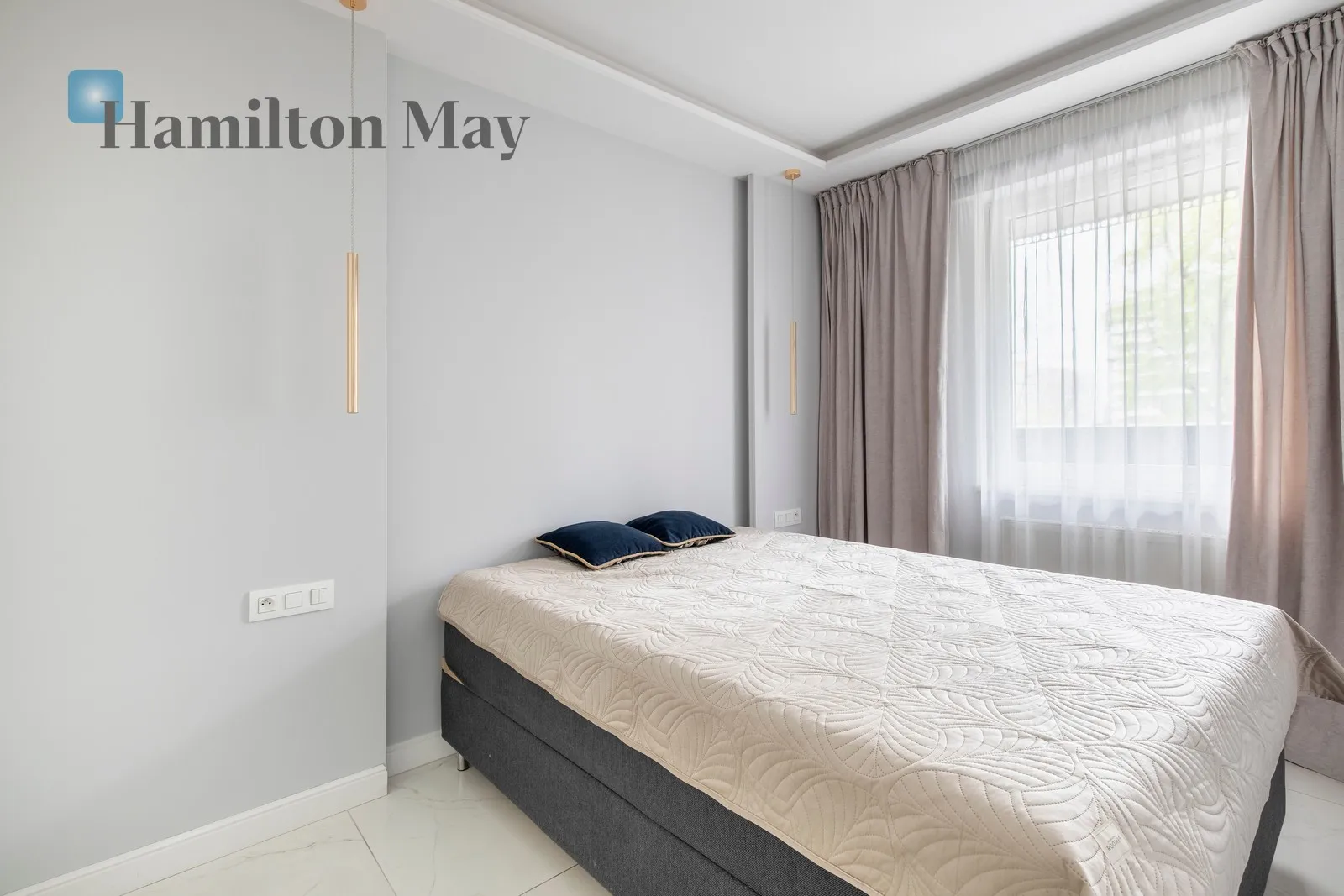 An elegant apartment with a view of the Vistula River in the Pianissimo building - slider