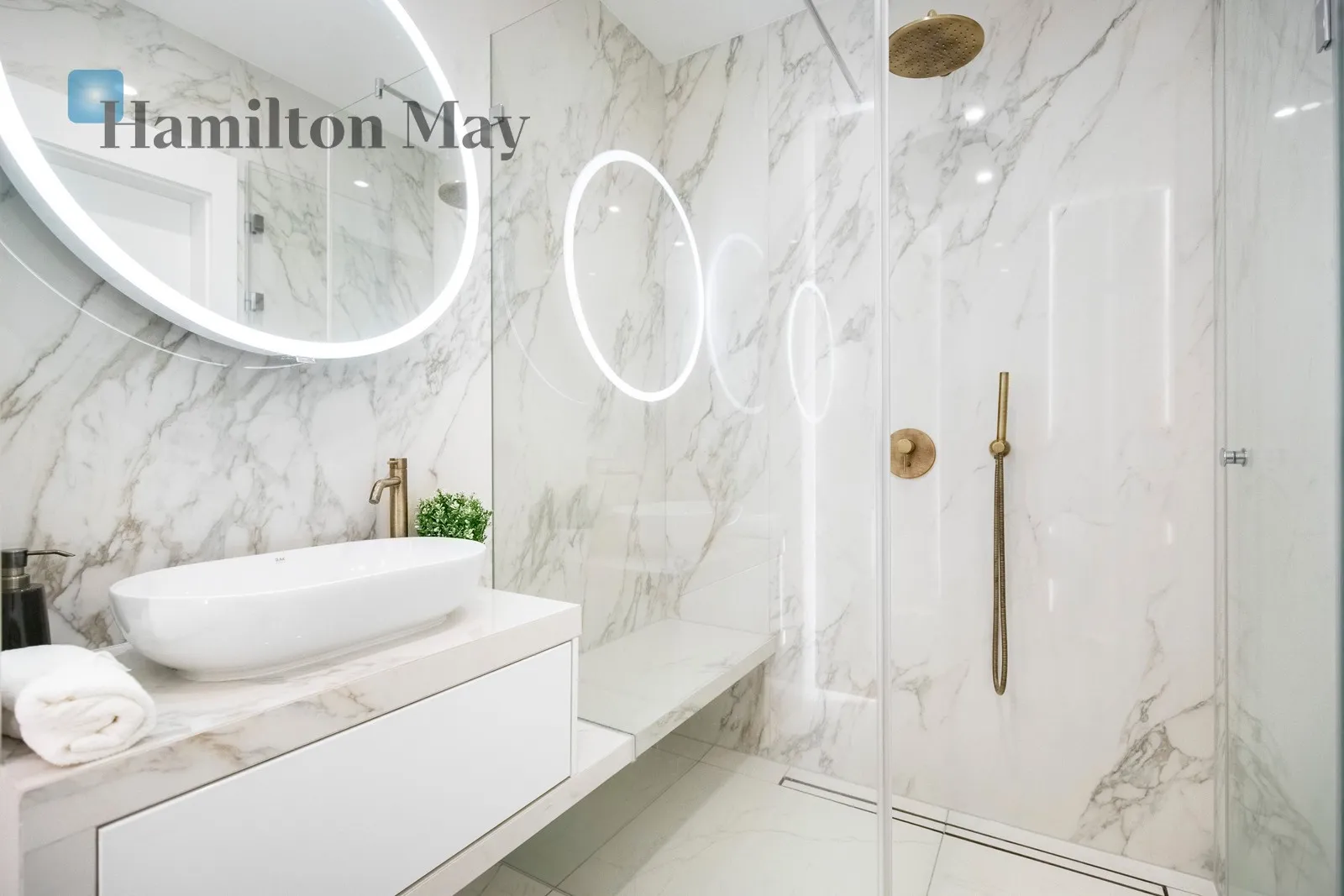 An elegant apartment with a view of the Vistula River in the Pianissimo building - slider