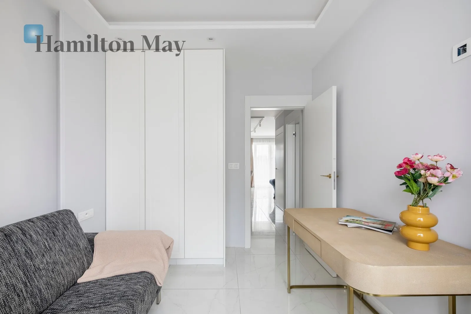 An elegant apartment with a view of the Vistula River in the Pianissimo building - slider