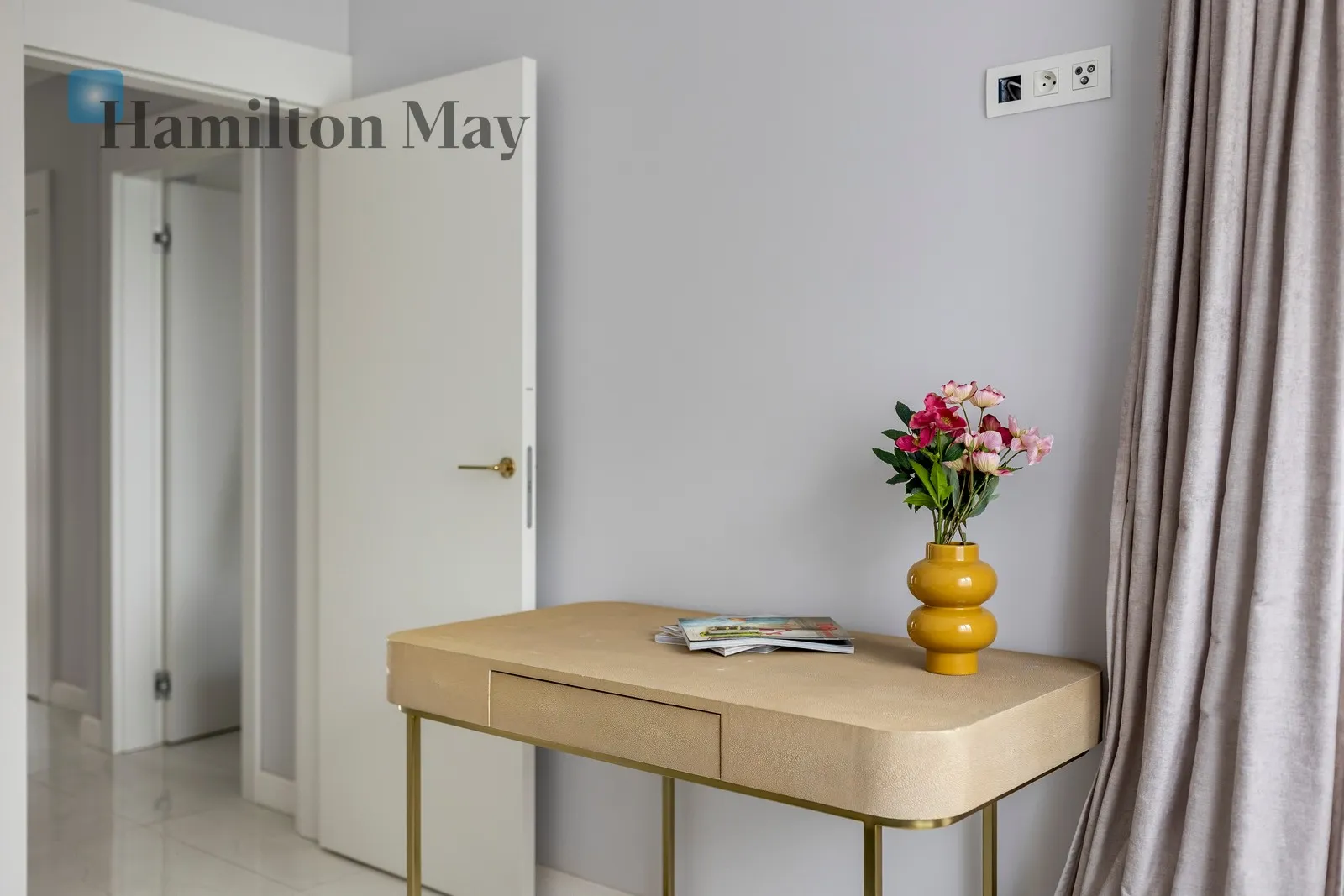 An elegant apartment with a view of the Vistula River in the Pianissimo building - slider