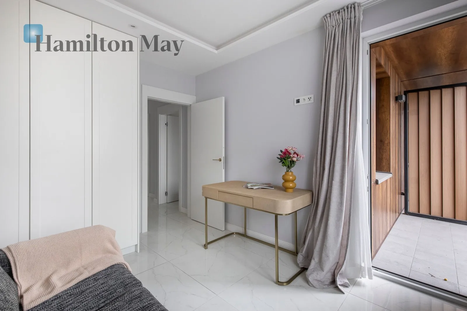 An elegant apartment with a view of the Vistula River in the Pianissimo building - slider