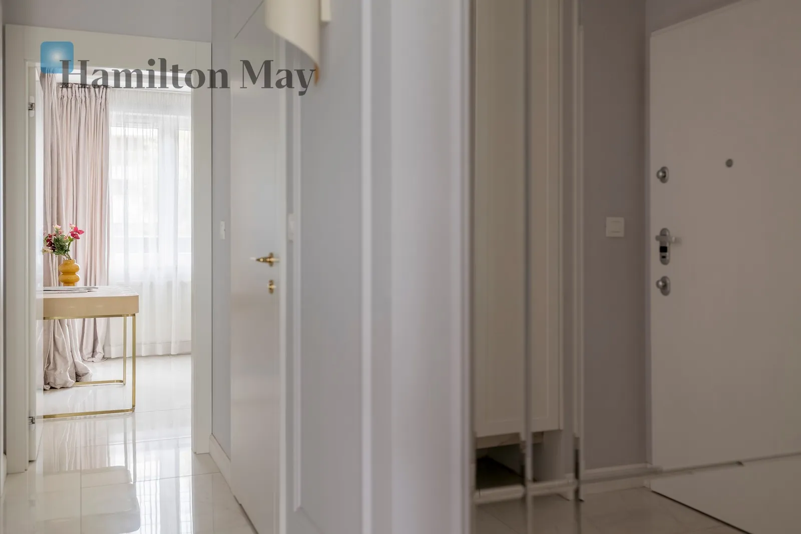 An elegant apartment with a view of the Vistula River in the Pianissimo building - slider