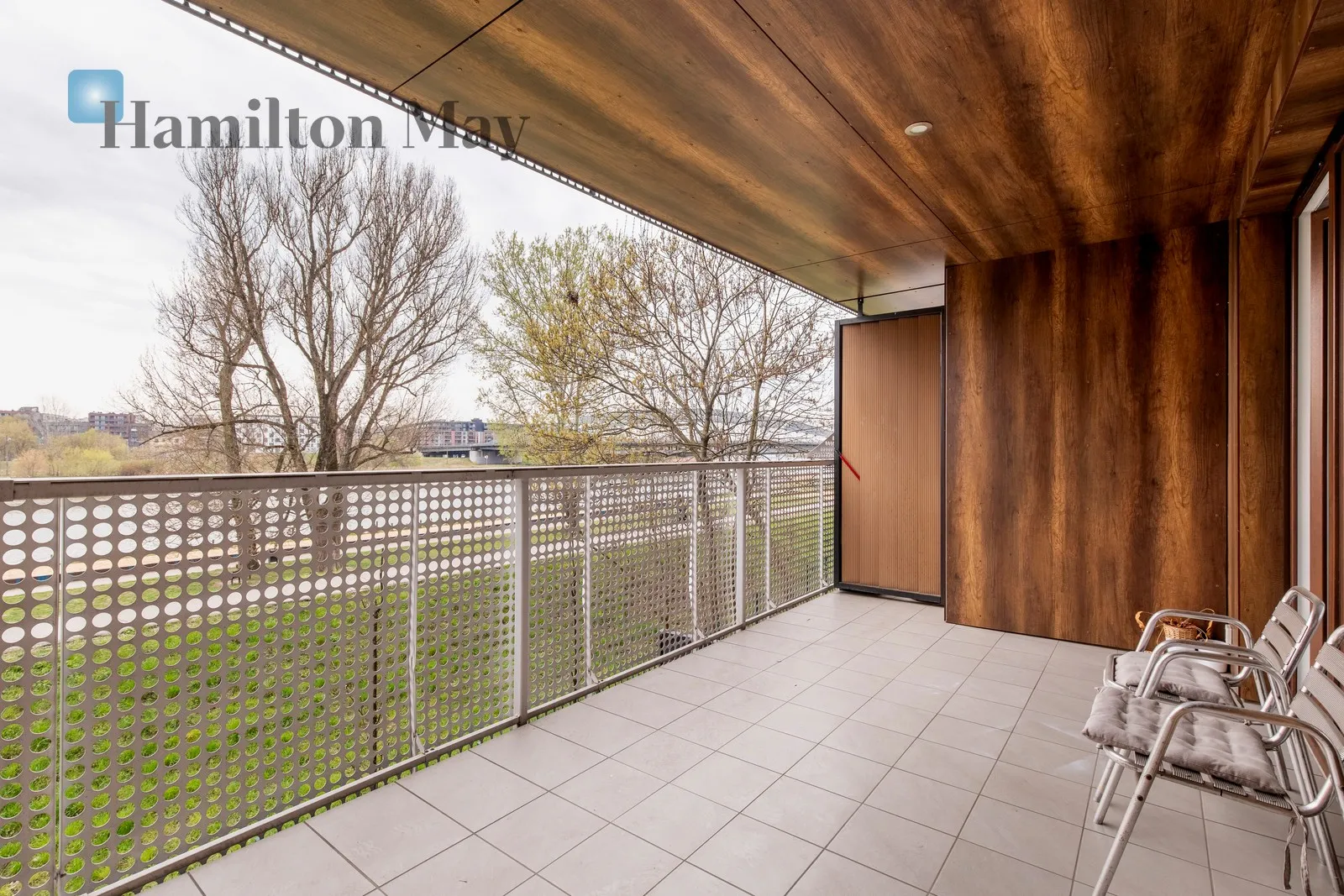 An elegant apartment with a view of the Vistula River in the Pianissimo building - slider