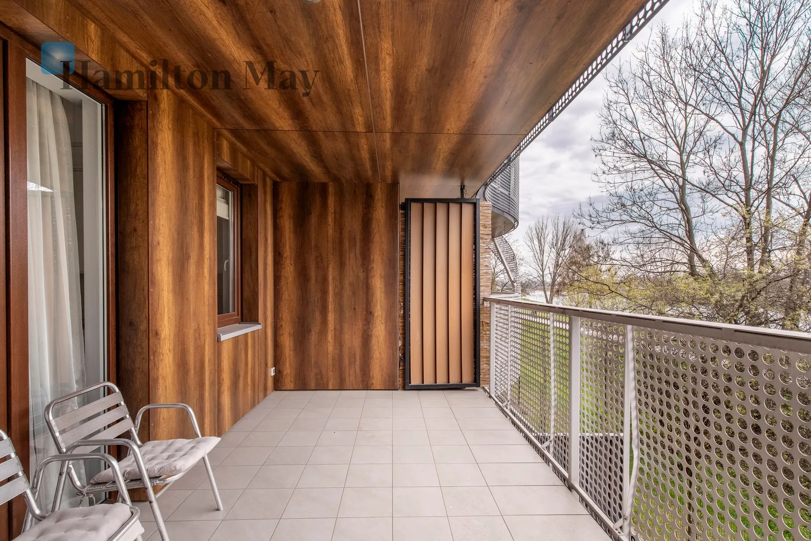 An elegant apartment with a view of the Vistula River in the Pianissimo building - slider