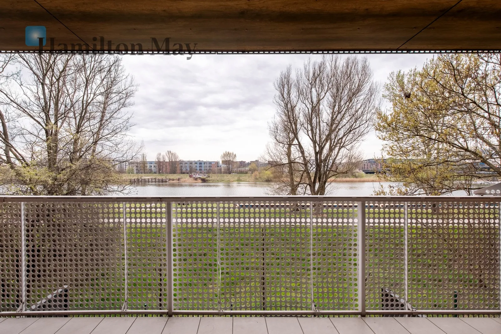 An elegant apartment with a view of the Vistula River in the Pianissimo building - slider