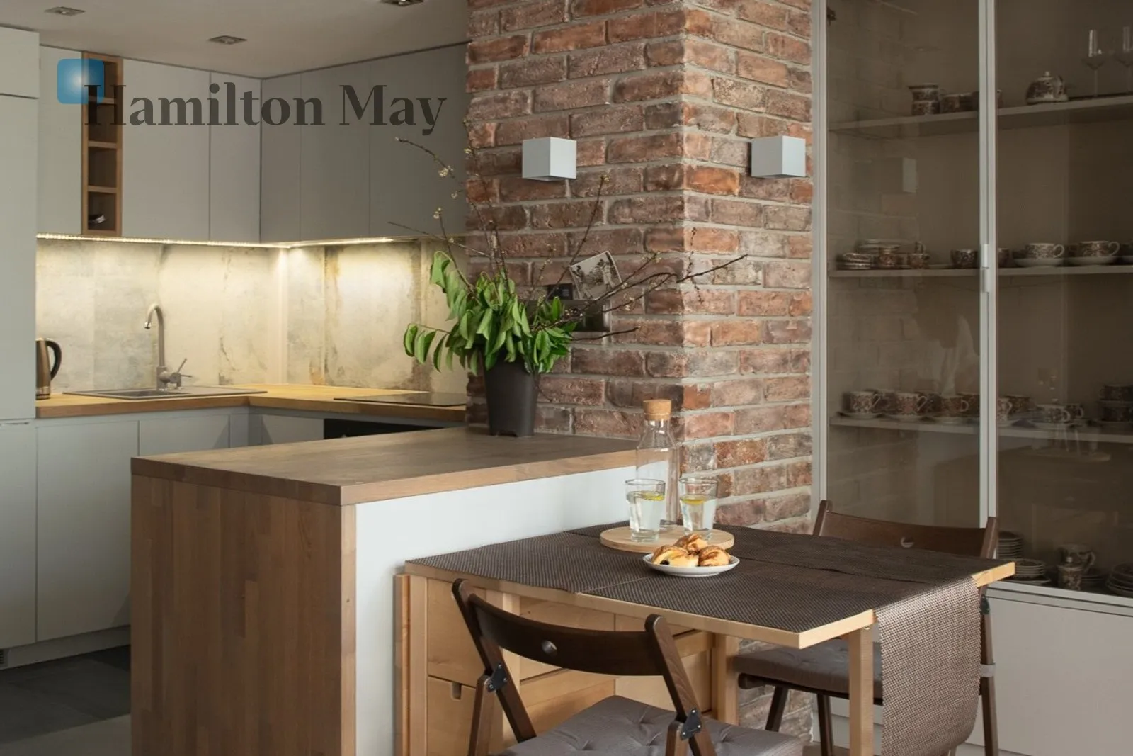 Street: Lubelska Region: Krowodrza Distance to centre: 1.45 km Level: 2 Price: 4200 PLN Bedrooms: 2 Bathrooms: 2 Size: 70m2 - slider