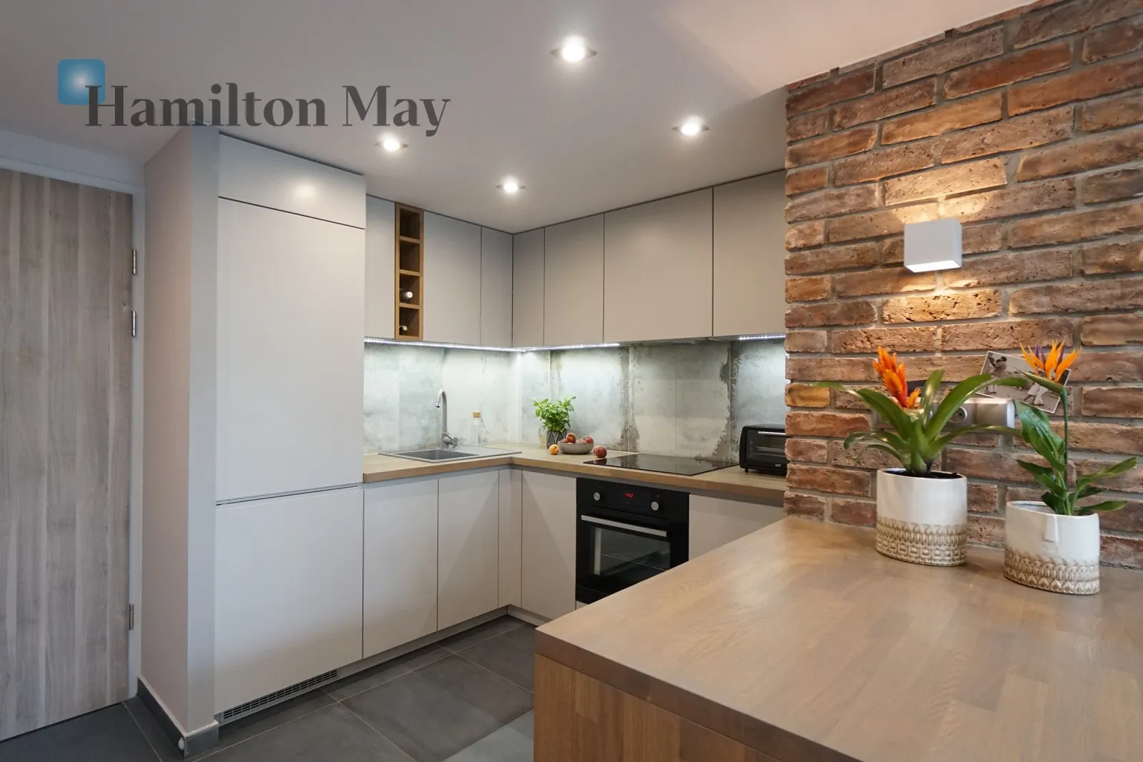 Region: Krowodrza Distance to centre: 1.45 km Level: 2 Price: 4200 PLN Bedrooms: 2 Bathrooms: 2 Size: 70m2 Price/m2: 60 PLN - slider