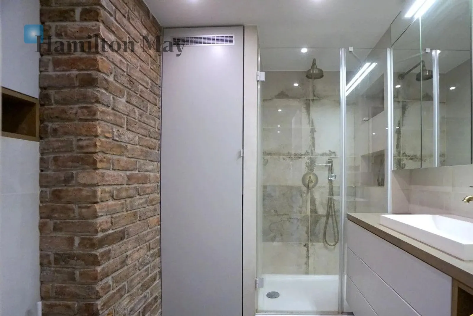 City: Kraków Street: Lubelska Region: Krowodrza Distance to centre: 1.45 km Level: 2 Price: 4200 PLN Bedrooms: 2 - slider