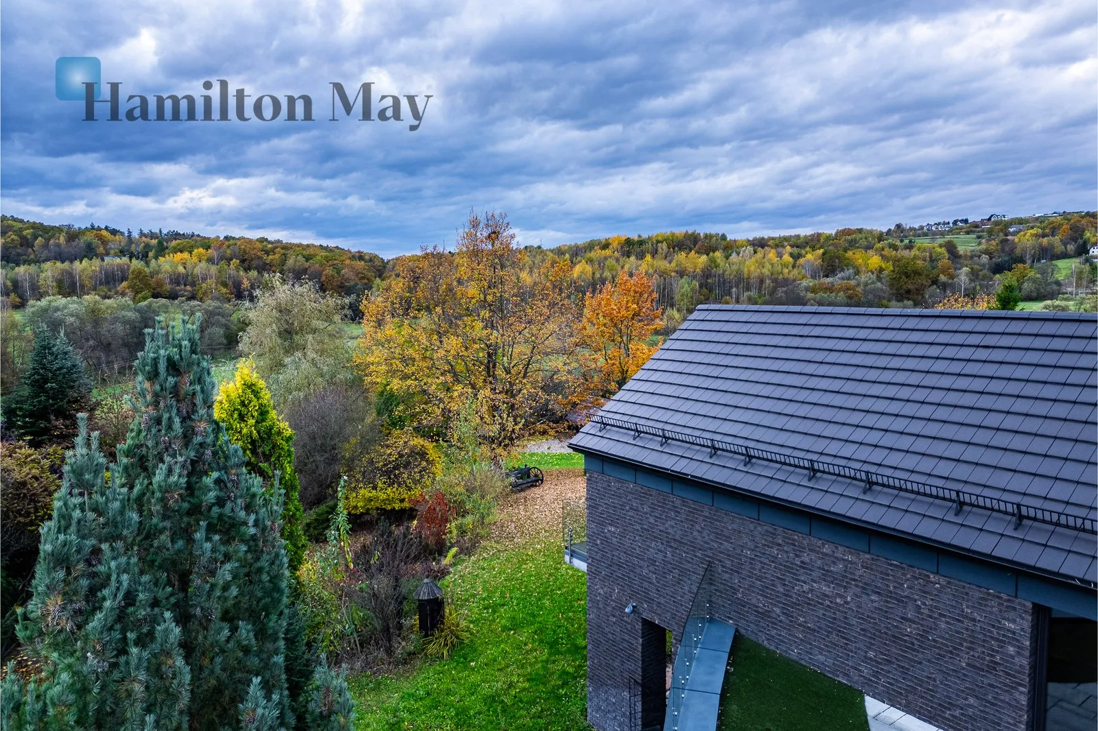 An elegant, atmospheric residence located on a beautiful plot with a panoramic view in Mogilany - slider